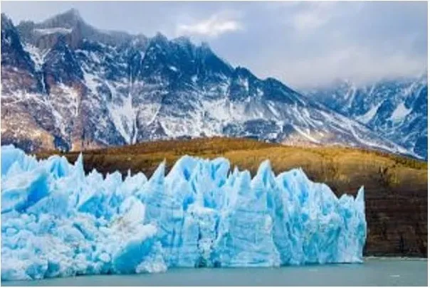 アウトドアメーカー　Patagoniaの名前の由来南米Patagoniaの氷河の氷