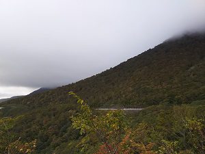 濃い雲に覆われた鬼面山