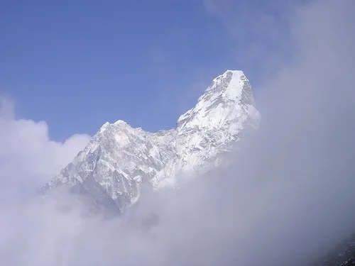 エベレストの山頂が雲の影から見える