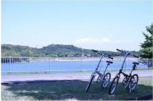 湖畔に登山に使える折りたたみ自転車が2つ