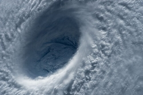 巨大な台風の目の画像