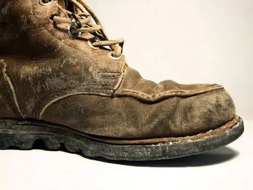 ボロボロの革の登山靴を横からみたところ