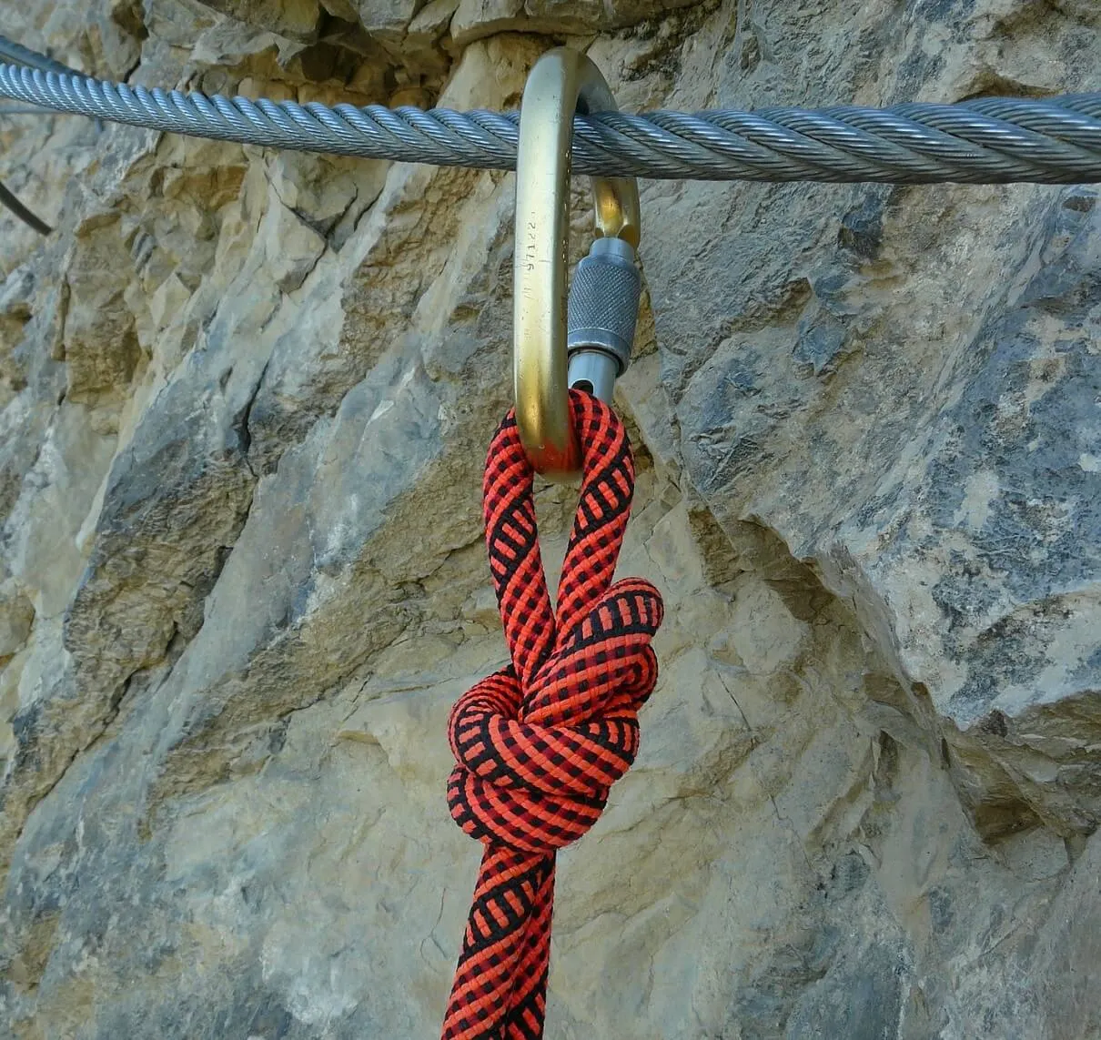 登山の持ち物のロープとカラビナ
