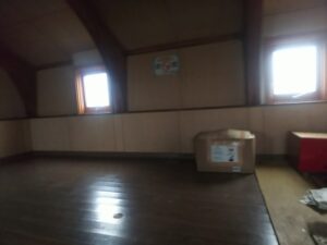 鉄山避難小屋中