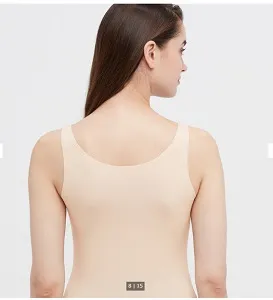 透けて見えないベージュ系のエアリズムタンクトップを着る女性の後ろ姿