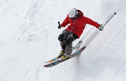 helmetを被っている人がスキーで滑っている