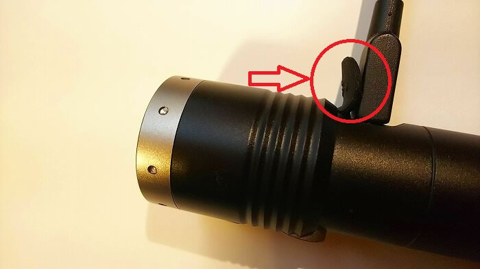 登山ライトメーカー　レッドレンザーのヘッドライト　MT10　赤マルのコネクトカバーが壊れそう