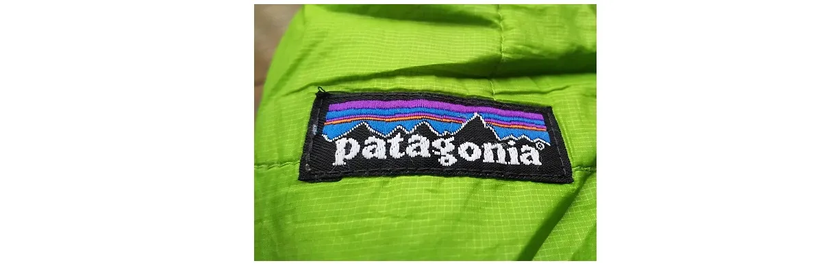 ジャケットのpatagoniaロゴ