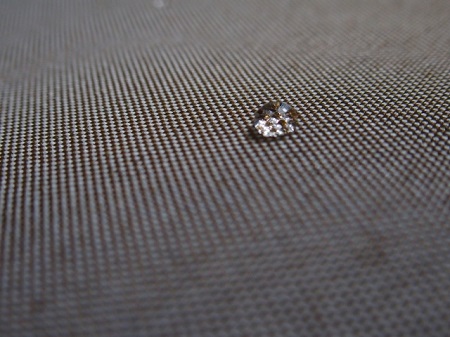 ユニクロ スポーツウェアの布が撥水して水滴が玉になっているイメージ画像