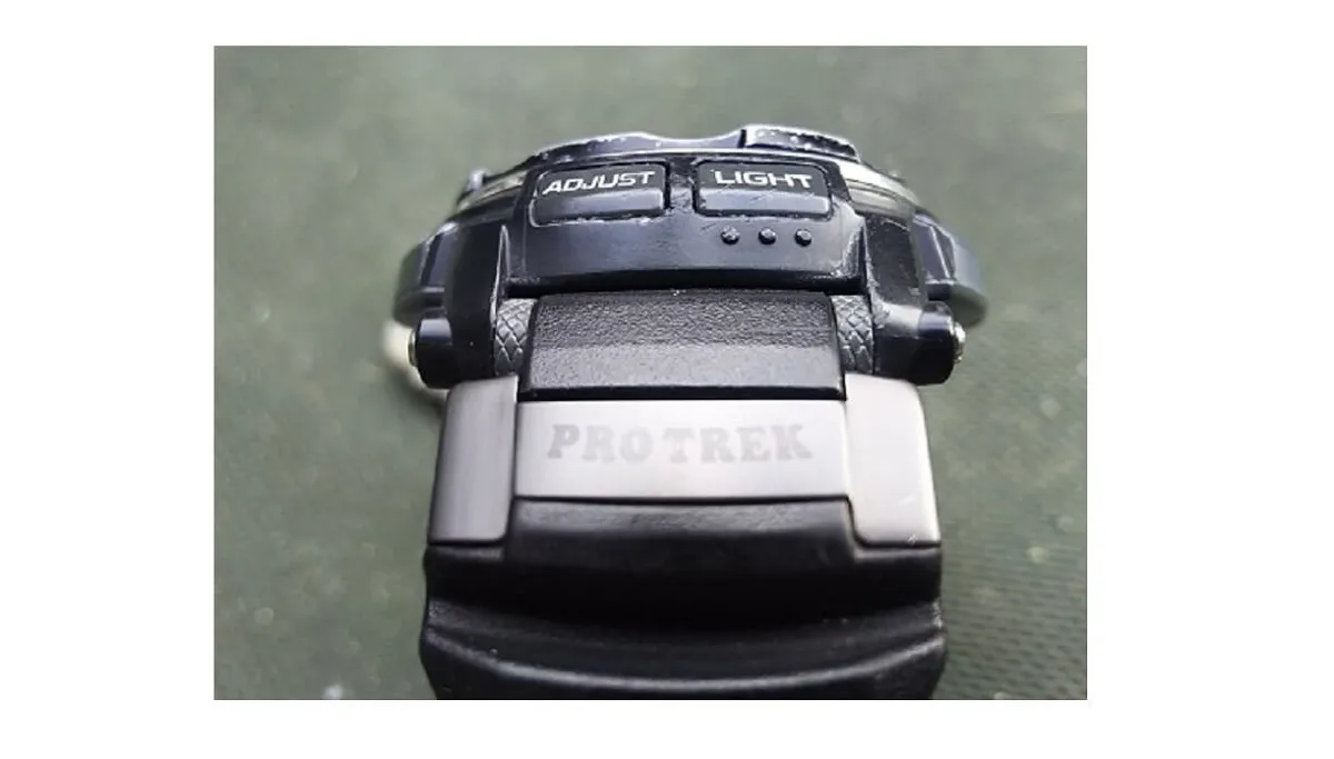 カシオ　プロトレックPRW-2500-1JFの腕時計を横から見た画像