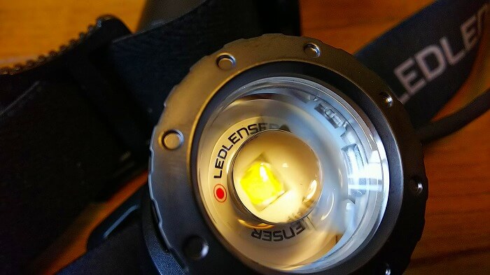 登山ライトメーカー　レッドレンザーのヘッドライト　MH10　正面からの画像　02
